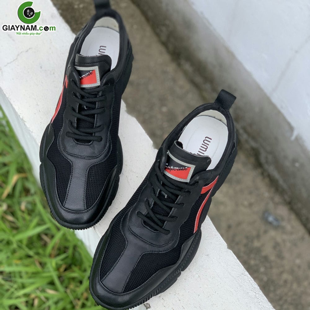 Giày sneaker nam đen sọc đỏ; BD91301D2